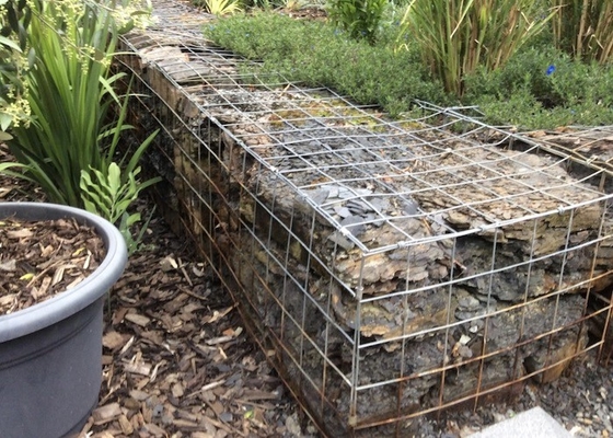 Màu xanh lá cây Pvc phủ hình chữ nhật giỏ tường Gabion như trang trí sân vườn