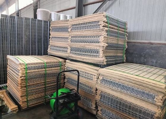 100 * 100mm Kích thước lỗ quân sự Các hàng rào  được kẽm sau khi hàn để ngăn chặn hiệu quả