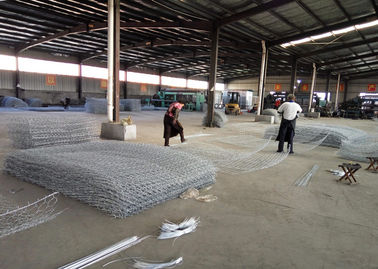 Giỏ kim loại mạ kẽm nặng, lồng kim loại chứa đầy đá